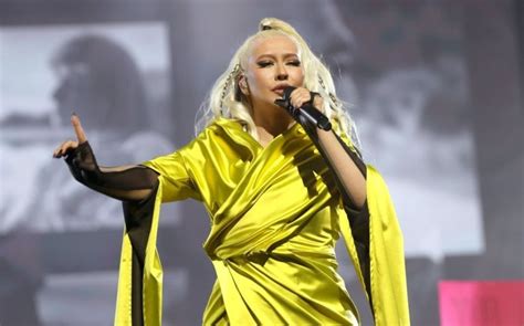 Christina Aguilera Updates ‘Dirrty’ Outfit at People’s Choice Awards