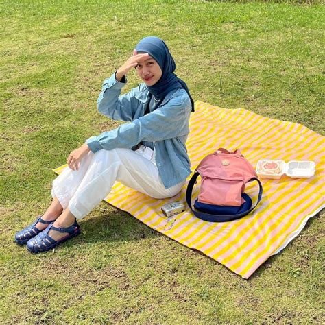 Gaya Ootd Piknik Di Taman Yang Cocok Buat Hijabers Ceria