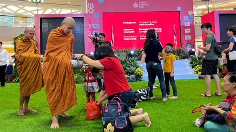 Peringatan Hari Raya Waisak Di Mall Umat Buddha Ikuti Tradisi