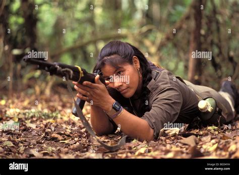 Mujer Con Rifle De Guerrilla En La Selva De Guatemala Ixcan Fotografía