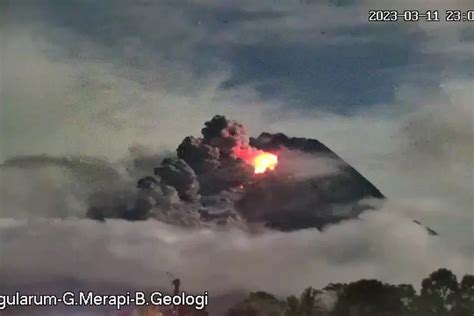 Abu Vulkanik Erupsi Gunung Merapi Terbang Hingga Alun Alun Magelang