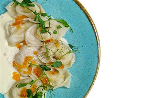 Пельмени из щуки в сливочном соусе с красной икрой