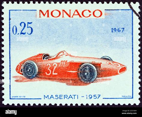 MONACO VERS 1967 un timbre imprimé à Monaco montre la voiture de