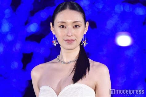 画像2 16 栗山千明、美脚＆谷間大胆披露ドレスで登場 クリスマスの予定明かす モデルプレス