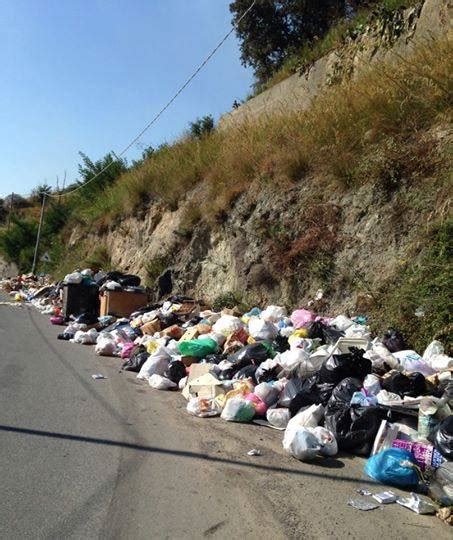 Reggio Una Lettrice A Stretto Web La Spazzatura Invade La Strada A