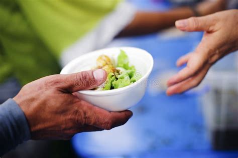 Los Voluntarios Proporcionan La Comida Para Los Mendigos Alimentaci N