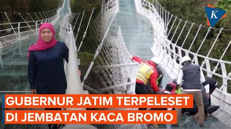 Gubernur Jatim Terpeleset Saat Jajal Jembatan Kaca Bromo Ini