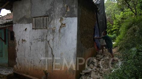 Rumah Di Ciamis Dan Citatah Rusak Akibat Gempa Garut Foto Tempo Co