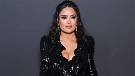 Salma Hayek Deslumbra Con Impactante Escote Unotv