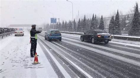 暴雪！降温！道路结冰！交警发布雨雪天出行提示~（视频） 哈尔滨