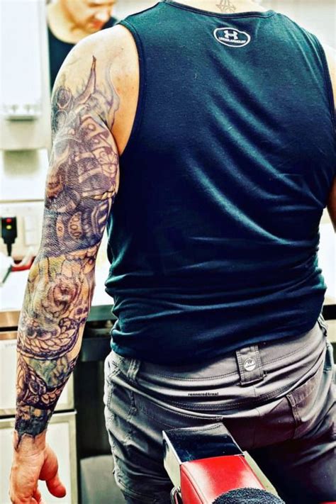 Does Jeremy Renner Have Tattoos - Second Skin Tattoo