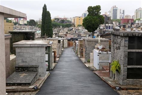 Reparos e limpeza de túmulos em cemitérios municipais para o Dia de