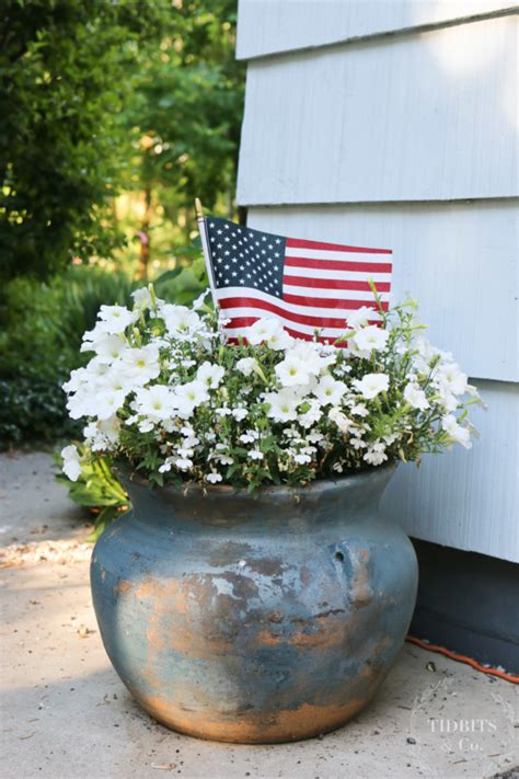 Patriotic Outdoor Decor That Only Takes Minutes Tidbits