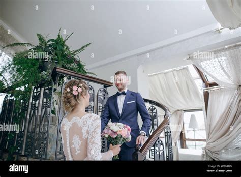 Belle Et L Gante Blonde Bride Dans Une Longue Robe Blanche Avec Son Pouse Dans Un Beau Costume