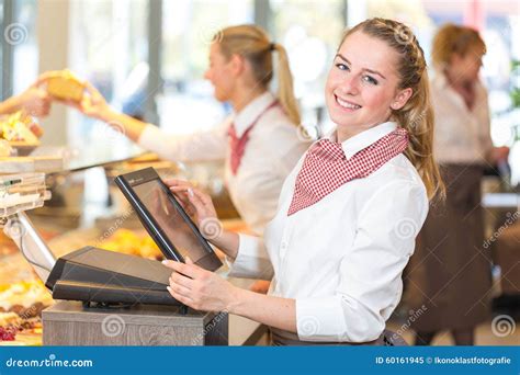 Comerciante En La Panadería Que Trabaja En La Caja Registradora Imagen