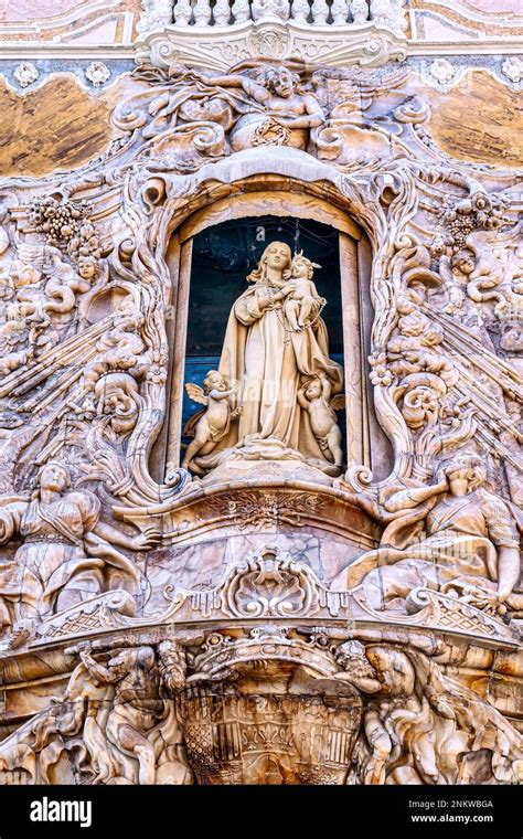 Palacio del Marqués de Dos Aguas Escultura religiosa de la virgen en