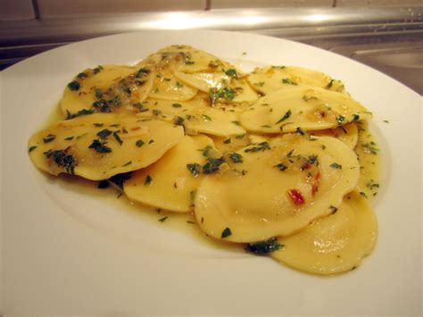 Ravioli mit Ricotta Füllung und fruchtiger Zitronen Minz Sauce