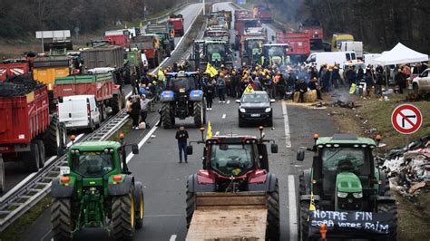 Les Agriculteurs Musclent Leur Mouvement Pour Faire Pression Sur Le