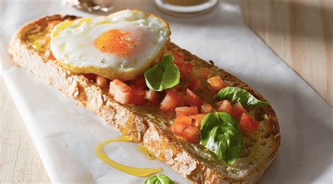 Tostadas Con Tomate Y Huevo Frito Gallo