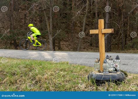 Cruz Conmemorativa En La Carretera Con Velas En Conmemoración De La