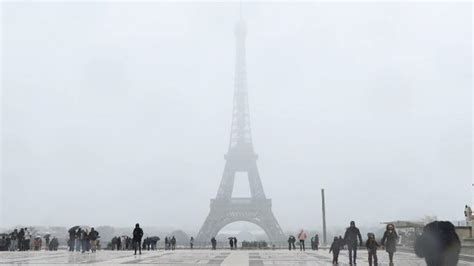 Francia A Parigi Cade La Prima Neve Della Stagione Strade E Monumenti