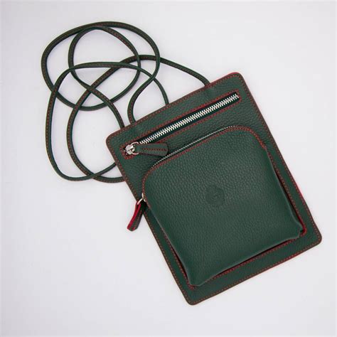 Pochette plate en cuir à 2 poches vert sapin rouge AALLARD de Megève