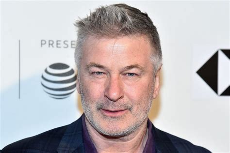 Ator Alec Baldwin não entrega celular à polícia