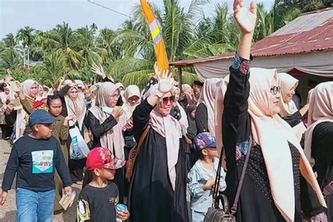 Ribuan Peserta Pawai Taaruf MTQ Kecamatan Tembesi Padat Jalan Pasar