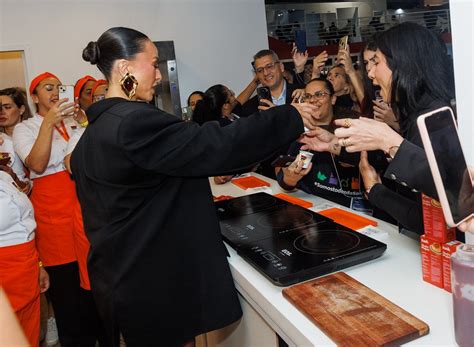 De look nude transparência Sabrina Sato ataca de chef de cozinha