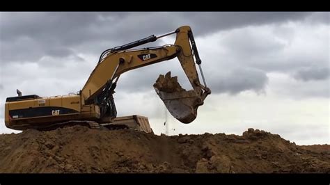 Caterpillar 390d Lme Excavator Loading With Broken Bucket Youtube