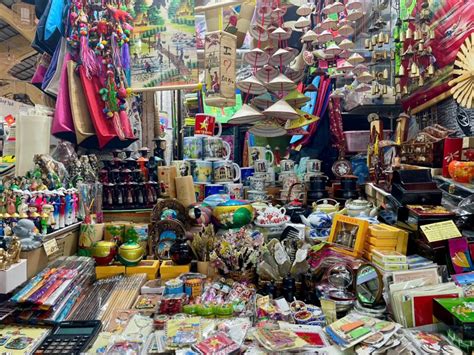 complete guide  ben thanh market shop dine  explore