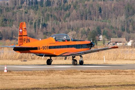 Pilatus Pc7 Flugzeug In Wangenlachen In Der Schweiz Redaktionelles Foto