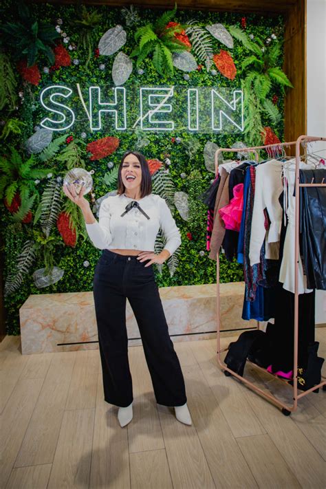 Lorena Castell Estrena Los Jeans Anchos De La Nueva Pop Up Store De