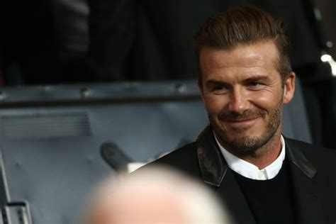 David Beckham Tout Sourire Prend La Pose Avec La Reine Elizabeth II