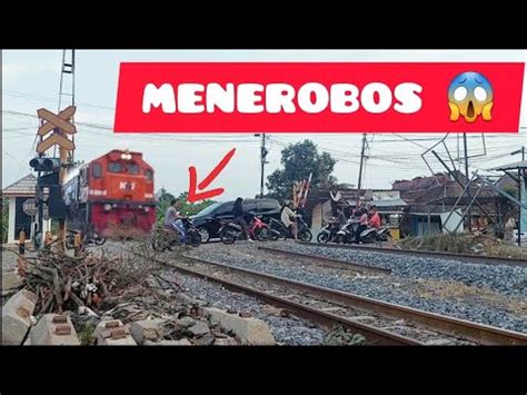 MENEROBOS KERETA SUDAH MENDEKAT Palang Belum Ditutup