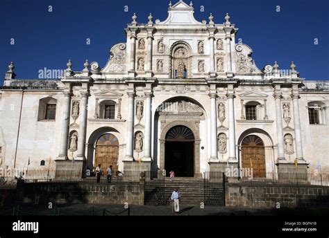 La Catedral De Santiago En El Parque Central Antigua Guatemala