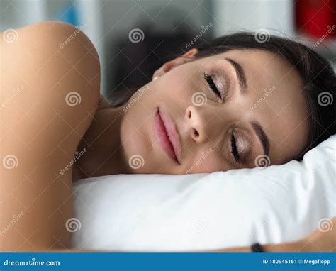 Belle Femme Qui Dort Calmement Dans Son Lit Image Stock Image Du Gens