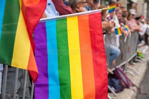 Banderas Gay Del Arco Iris En El Desfile De Orgullo Gay De Montreal Foto De Archivo Imagen De