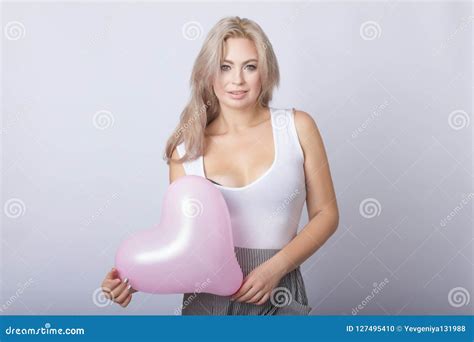 Belle Femme Blonde Heureuse Tenant Le Ballon Rose De Coeur Photo Stock Image Du Mignon Amour