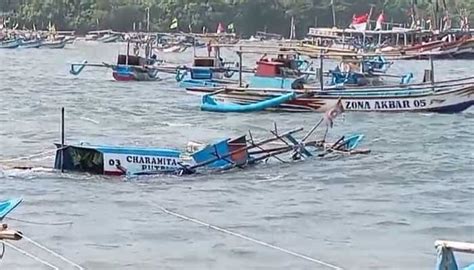 Ombak Besar Menerjang Pantai Selatan Sukabumi Perahu Nelayan Ujung