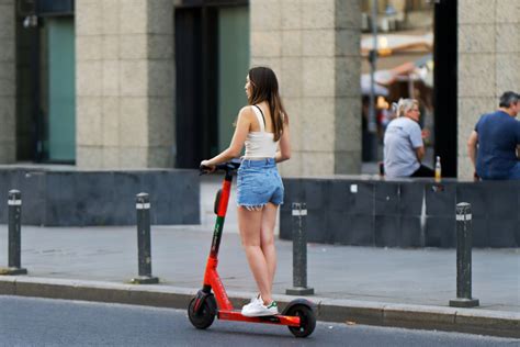 Utilizatorii De Trotinete Electrice Din Spania Vor Trebui S I