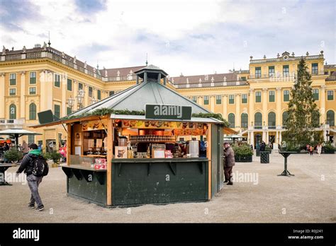 Christmas market at schonbrunn palace hi-res stock photography and ...