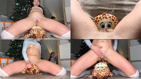 Orinar Desesperadamente Sobre Un Peluche Haciendo El Amor En 4K POV Red Hot Peeing Clips