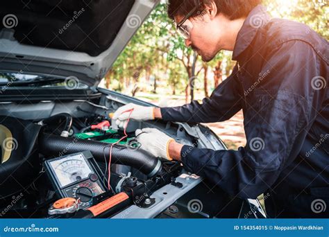 Mec Nico De Coche Profesional Que Trabaja En Servicio De Reparaci N