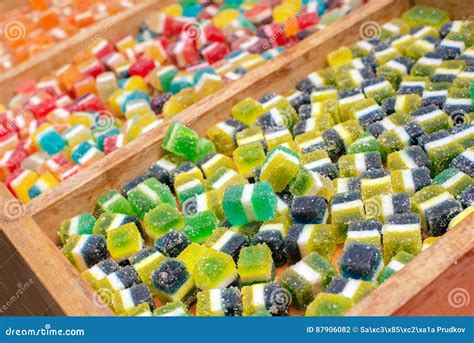 Желейные бобы в различных цветах и вкусах в конфете ходят по магазинам ...