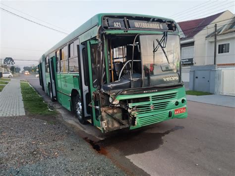 Motorista avança preferencial e causa batida entre dois ônibus no Capão