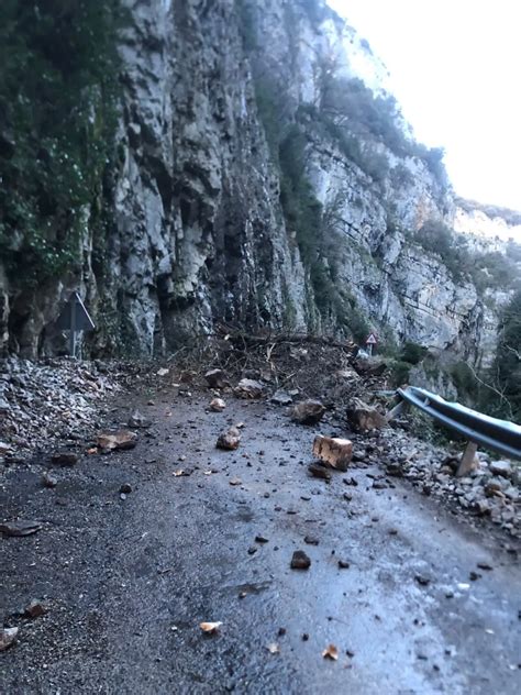 Fotos del desprendimiento de rocas en la carretera de la Foz de Biniés