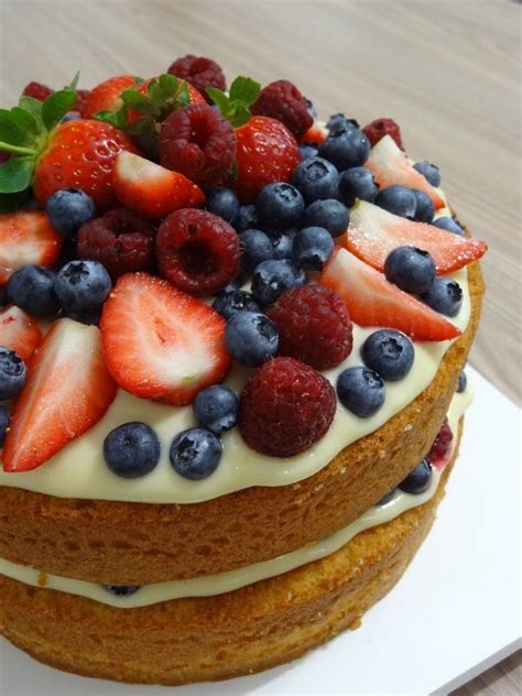 Naked Cake Ganache de Limão Siciliano e Frutas Vermelhas