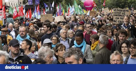 Dezenas De Milhares Nas Ruas Francesas Contra Extrema Direita