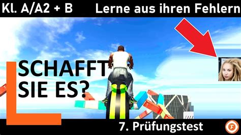 Gamerin macht den 7 Prüfungstest Auto u Motorrad Frey Fahren